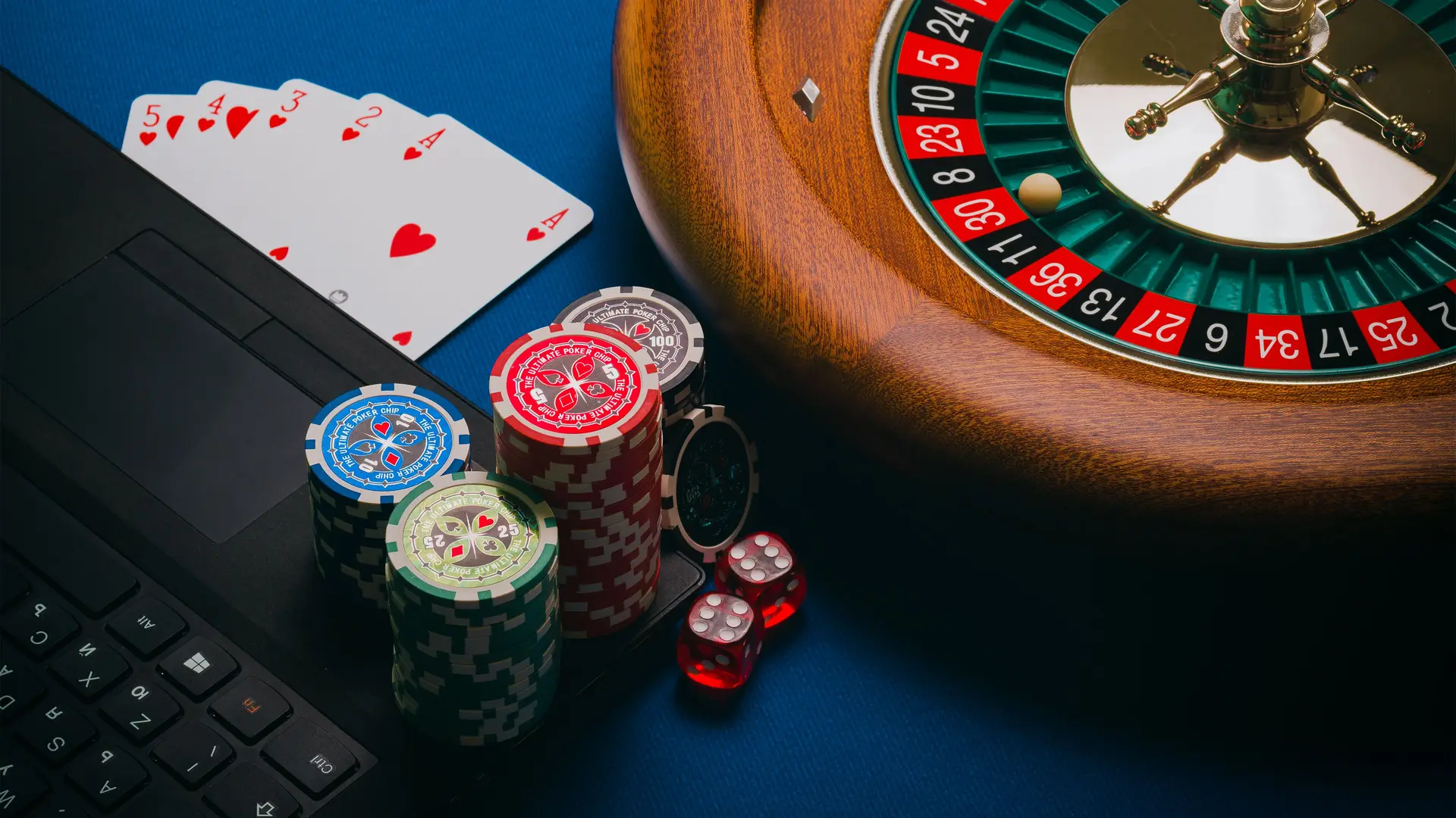 Ruletti, pelikortit ja pelimerkit osana illan visuaalista teemaa